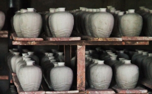 為什么多數(shù)酒廠(chǎng)都選擇陶瓷瓶或玻璃瓶裝白酒呢？